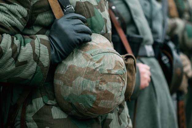 Deutscher uniformhelm eines soldaten des zweiten weltkriegs