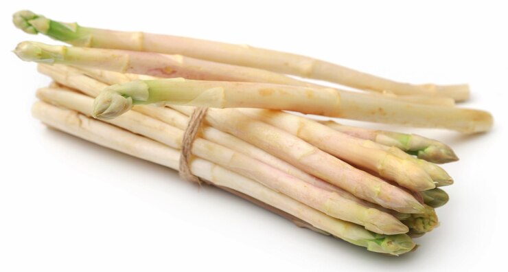 Foto deutscher weißer spargel frisch und organisch gegenüber dem weißen hintergrund