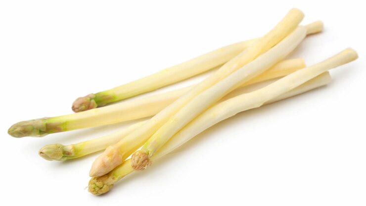 Foto deutscher weißer spargel geschält über weiß