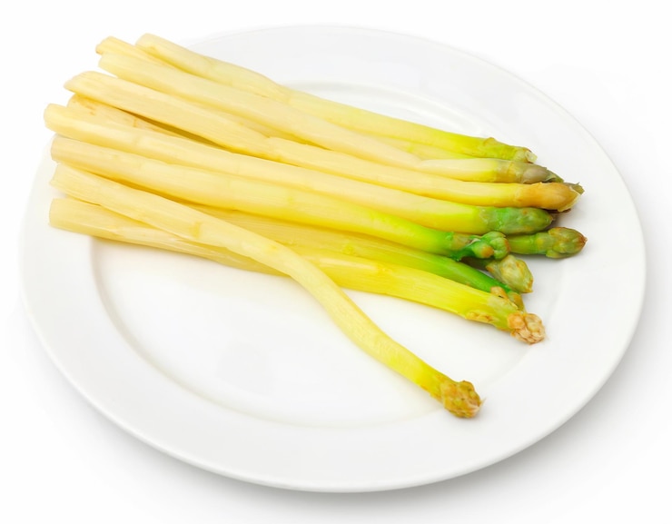 Foto deutscher weißer spargel in einem teller gekocht