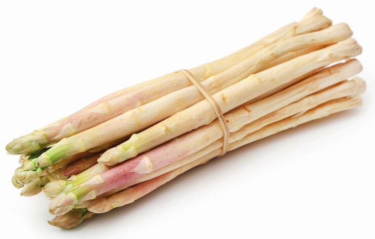 Foto deutscher weißer spargel über weiß