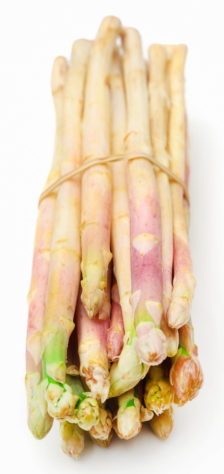Foto deutscher weißer spargel über weiß