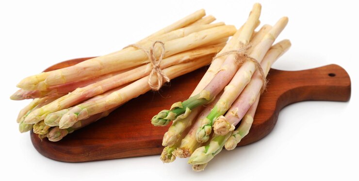 Foto deutscher weißer spargel über weiß