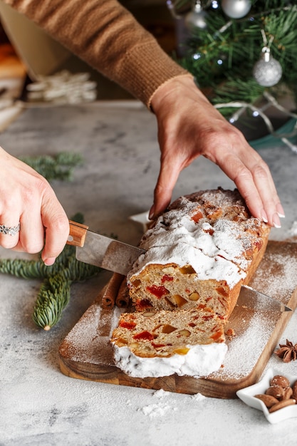 Deutsches Brot während der Weihnachtszeit gegessen