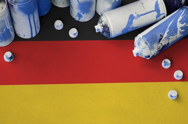 Deutschland-Flagge und wenige gebrauchte Aerosol-Sprühdosen für Graffiti-Malerei Street-Art-Kulturkonzept