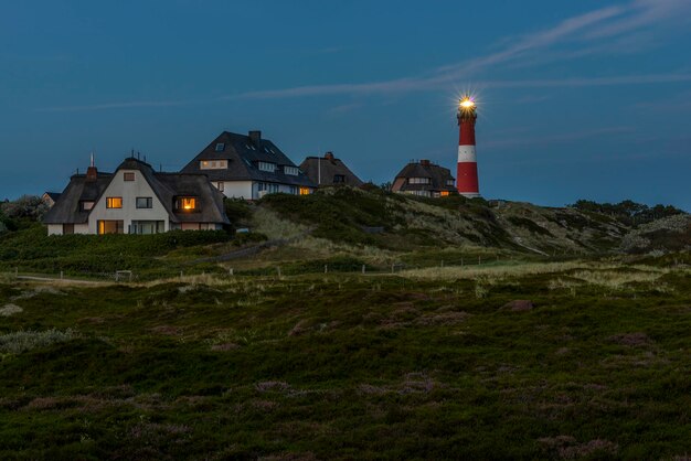 Deutschland, Nordfriesland, Sylt, Hörnum, Reetdachhäuser und Leuchtturm