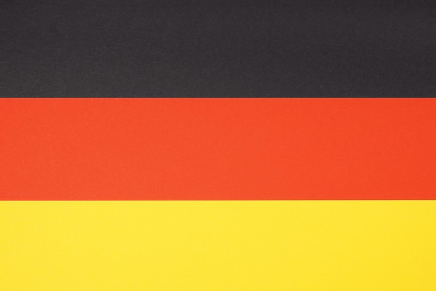 Deutschlandflagge aus Papier in schwarz rot und gelb oder gold