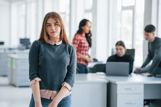 Deve ser um dia produtivo. Grupo de jovens com roupas casuais, trabalhando em um escritório moderno.