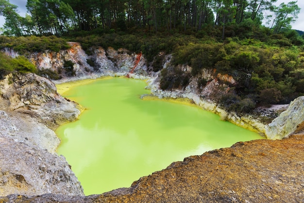 Devil's Bath Krater Pool im geothermischen Gebiet Wai-O-Tapu, Rotorua, Nordinsel Neuseelands