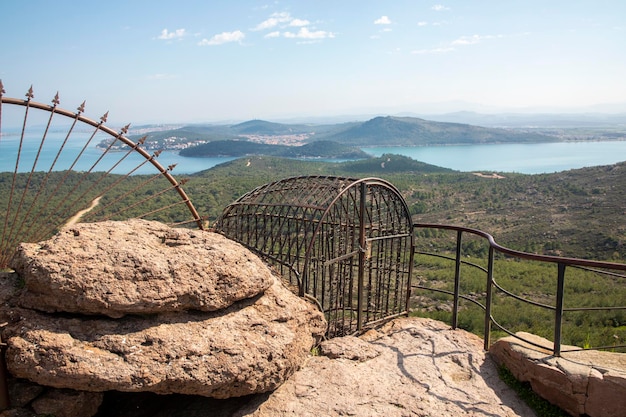 Devil's Table conocido como Seytan Sofrasi, Ayvalik. Coloque la huella del diablo, se cree, si ata una cinta con el deseo de cerca de hierro, se hará realidad