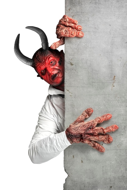 Devilman steht hinter der Wand