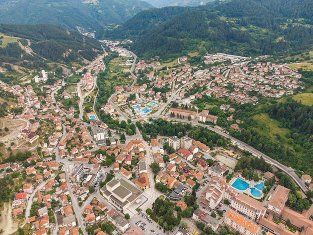 Devin Bulgaria Vista aérea de la pequeña ciudad en las montañas