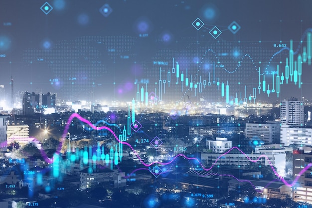 Devisenmarkt-Börsenkonzept mit Doppelbelichtung der nächtlichen Megapolis-Stadt und abstraktem Technologiehintergrund mit digitalen Finanzdiagrammen und wachsendem Kerzenhalter