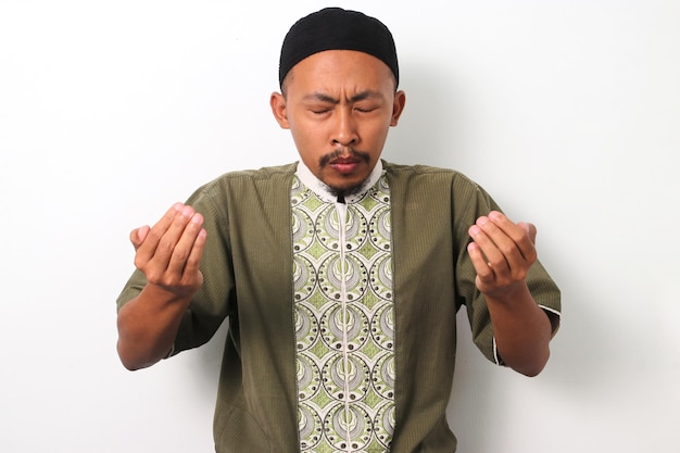 Devoção Durante o Ramadão Homem indonésio reza a Alá
