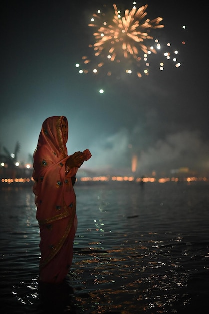 La devoción al agua en el festival indio chatt puja