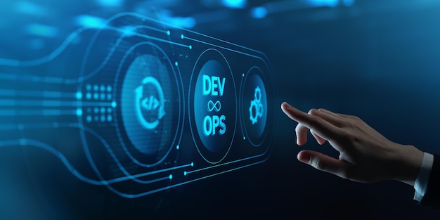 DevOps Dev Ops Software-Entwicklungskonzept Menschliche Hand berührt futuristischer virtueller Bildschirm mit digitalem Icon