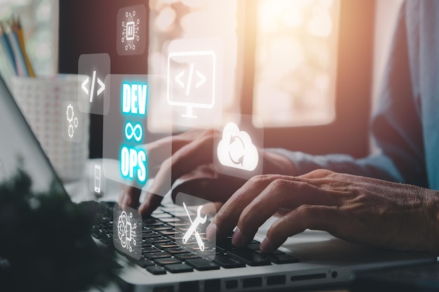 DevOps-Konzept Frau mit der Hand benutzt einen Laptop mit DevOps -Symbol auf dem VR-Bildschirm auf dem Schreibtisch Methodik Entwicklungsoperationen agile Programmierung Technologie-Konzept