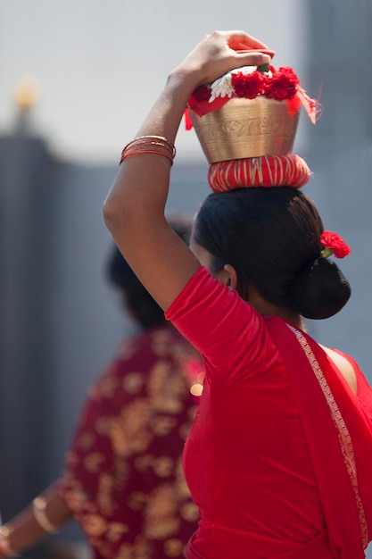 Devoto Tamil femenino durante una procesión religiosa en Saint Denis Reunion Island