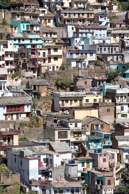 Foto devprayag es el último prayag del río alaknanda y desde este punto la confluencia de los ríos alaknanda y bhagirathi se conoce como ganga uttarakhand india