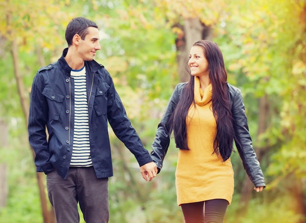 Dez casal no parque no outono