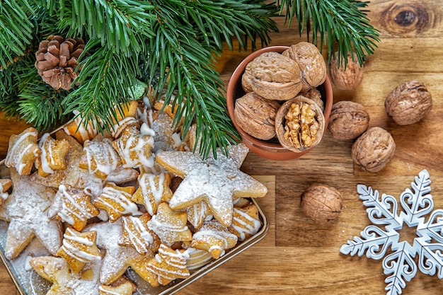 Dezember ist Weihnachtszeit. Weihnachtsplätzchen mit Nüssen und Ästen. Winterferien.