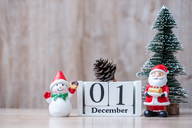 Dezember Kalender mit Weihnachtsschmuck