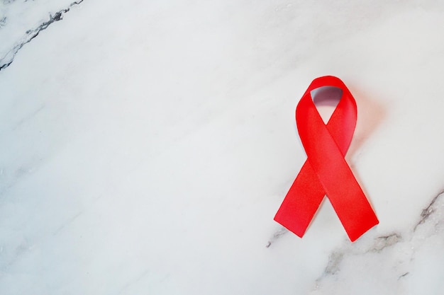 Dezembro vermelho, campanha de luta contra a AIDS. Laço vermelho.