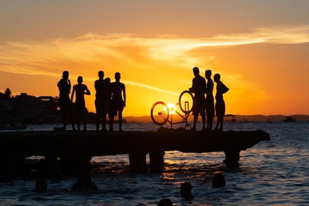 Dezenas de jovens em silhueta são vistos no topo da ponte Crush se divertindo Cidade de Salvador Bahia