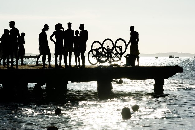 Dezenas de jovens em silhueta são vistos no topo da ponte Crush se divertindo Cidade de Salvador Bahia