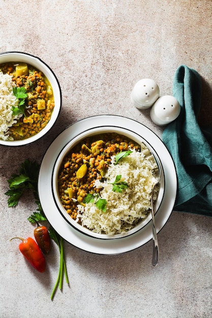 Dhal de lentejas indias con verduras y arroz basmati en la mesa cocina vegana saludable ayurvédica