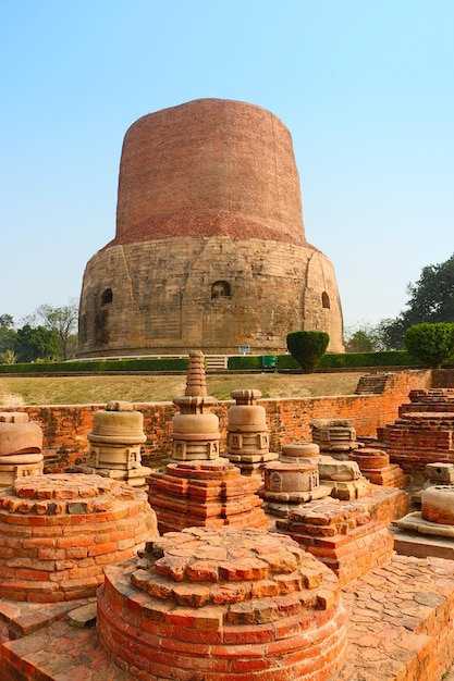 Dhamek Stupa es una estupa masiva ubicada en Sarnath, Varanasi, Uttar Pradesh