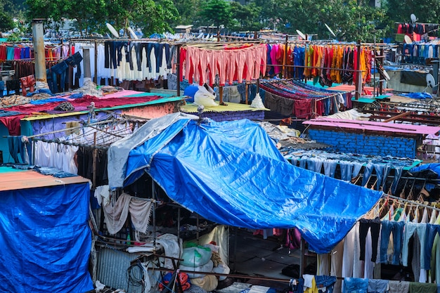 Dhobi Ghat es una lavandería al aire libre en Mumbai, India, con ropa que se seca en cuerdas