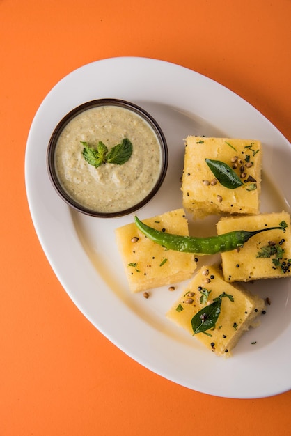 Dhokla es un refrigerio o desayuno de comida vegetariana del estado indio de Gujarat