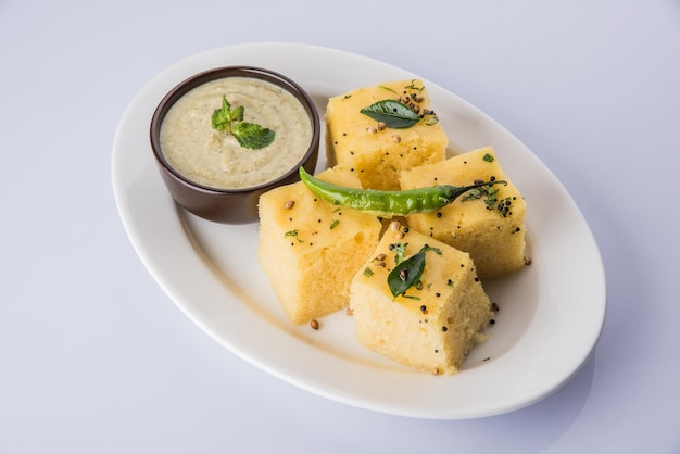 Dhokla ist ein vegetarischer Snack oder ein Frühstücksartikel aus dem indischen Bundesstaat Gujarat