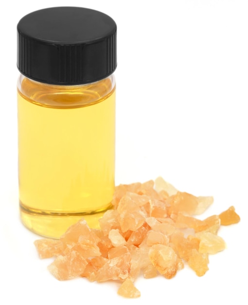 Dhoop de olíbano com óleo essencial, uma resina aromática natural usada em perfumes e incensos