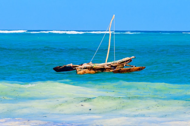 Dhow de madeira tradicional do barco de pesca na ilha Tanzânia de Zanzibar