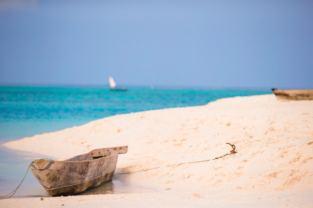 Dhow de madeira velho na praia branca no Oceano Índico