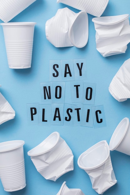 Di no al mensaje de plástico con un vaso de un solo uso