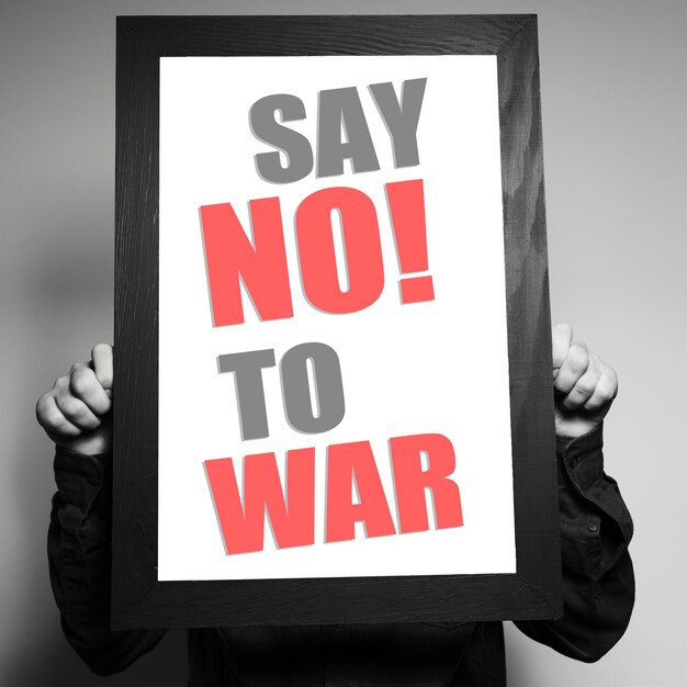 Foto di no a la guerra joven sosteniendo un marco de fotos foto en blanco y negro