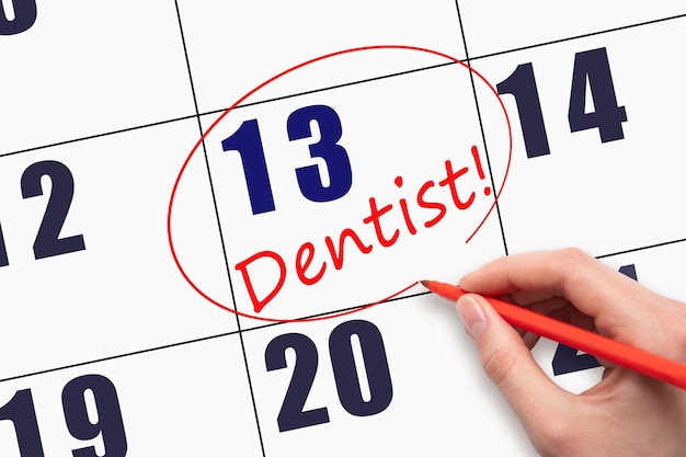 Día 13 del mes Texto escrito a mano DENTISTA y circulando la fecha del calendario