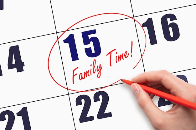 Día 15 del mes Texto escrito a mano TIEMPO FAMILIAR y circulando la fecha del calendario