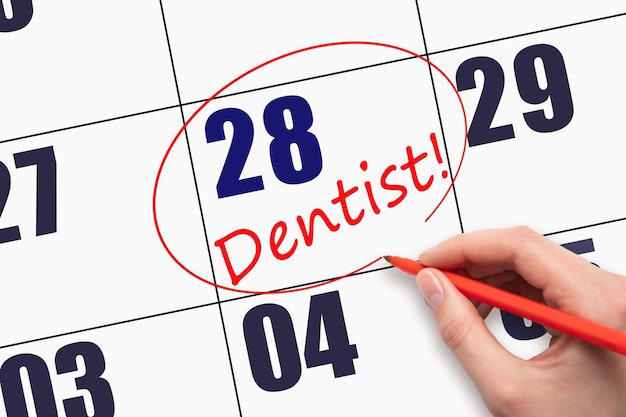 Día 28 del mes Texto escrito a mano DENTISTA y circulando la fecha del calendario