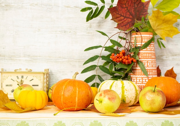 Día de acción de gracias con frutas y verduras en la mesa. Cosecha de otoño en época de abundancia. Felicitaciones por las estaciones