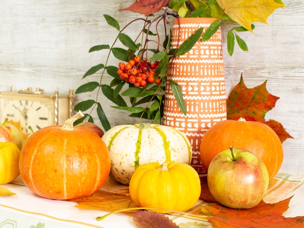 Día de acción de gracias con frutas y verduras en la mesa cosecha de otoño en un momento de abundancia