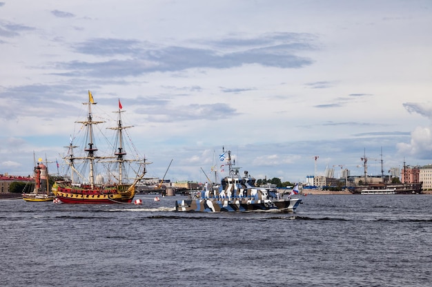 Día de la Armada de Rusia Desfile naval Destructores militares en el río Neva Fiestas de Rusia