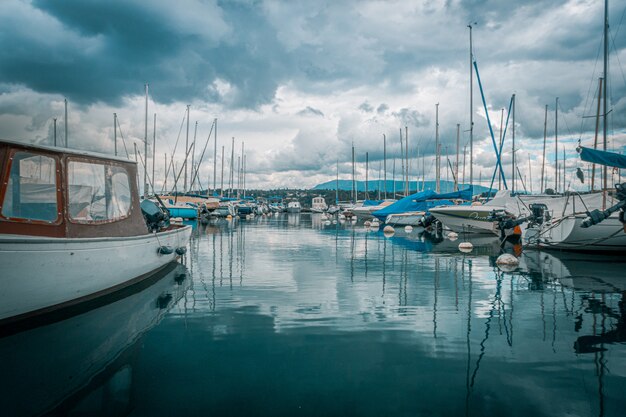 Día azul en el lago de ginebra