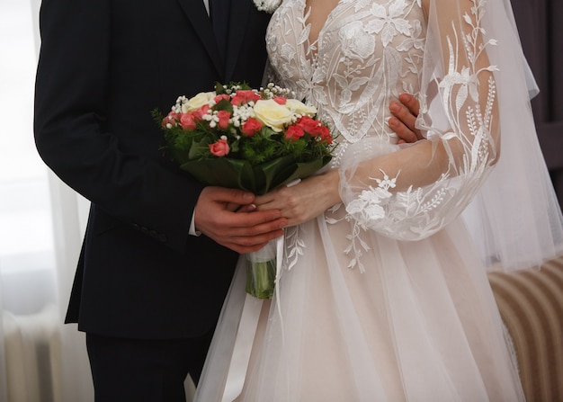 Día de la boda. Abrazos apasionados de una pareja amorosa durante la ceremonia de matrimonio.