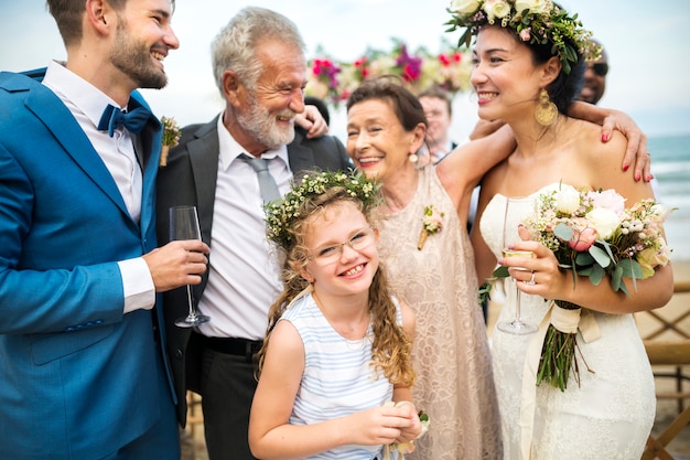 Día de la boda de la joven pareja caucásica