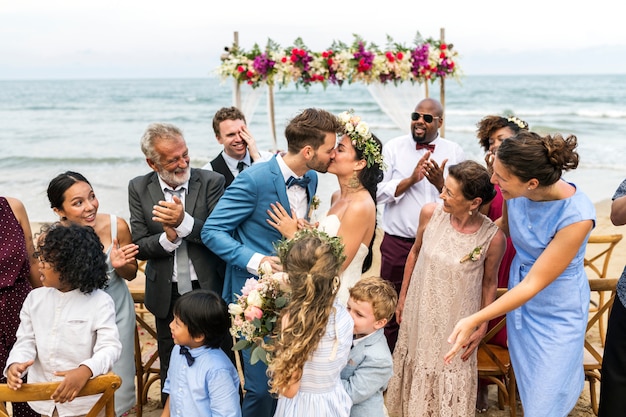 Día de la boda de la joven pareja caucásica