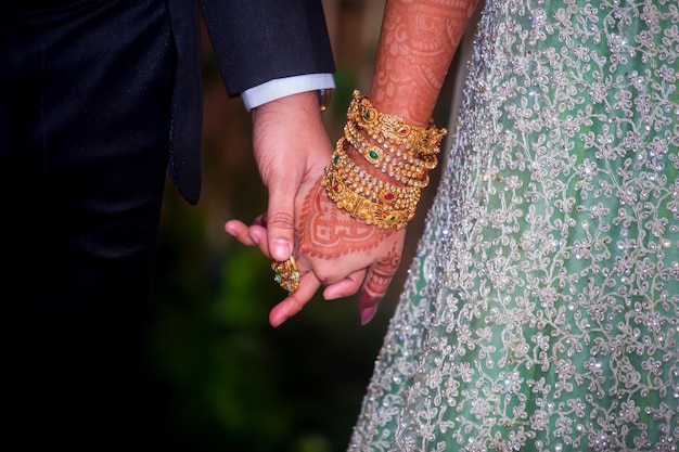 Día de la boda la novia y el novio caminando de la mano Western Wedding